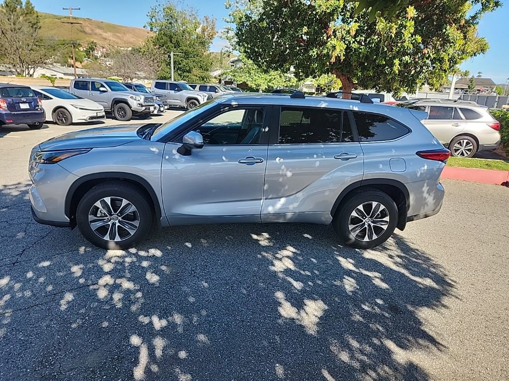 Used 2023 Toyota Highlander XLE image 2