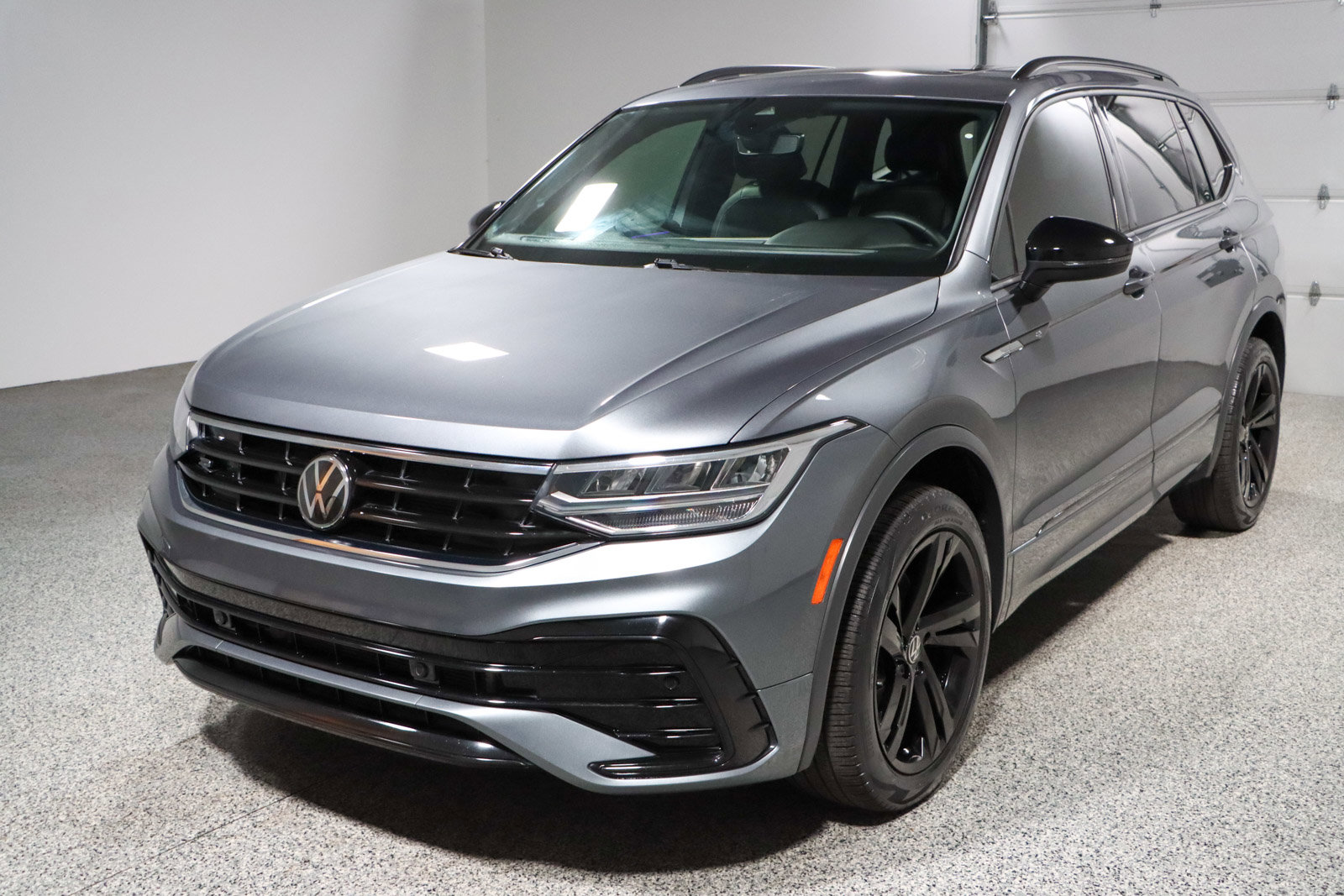 Used 2023 Volkswagen Tiguan SE R-Line FWD image 33