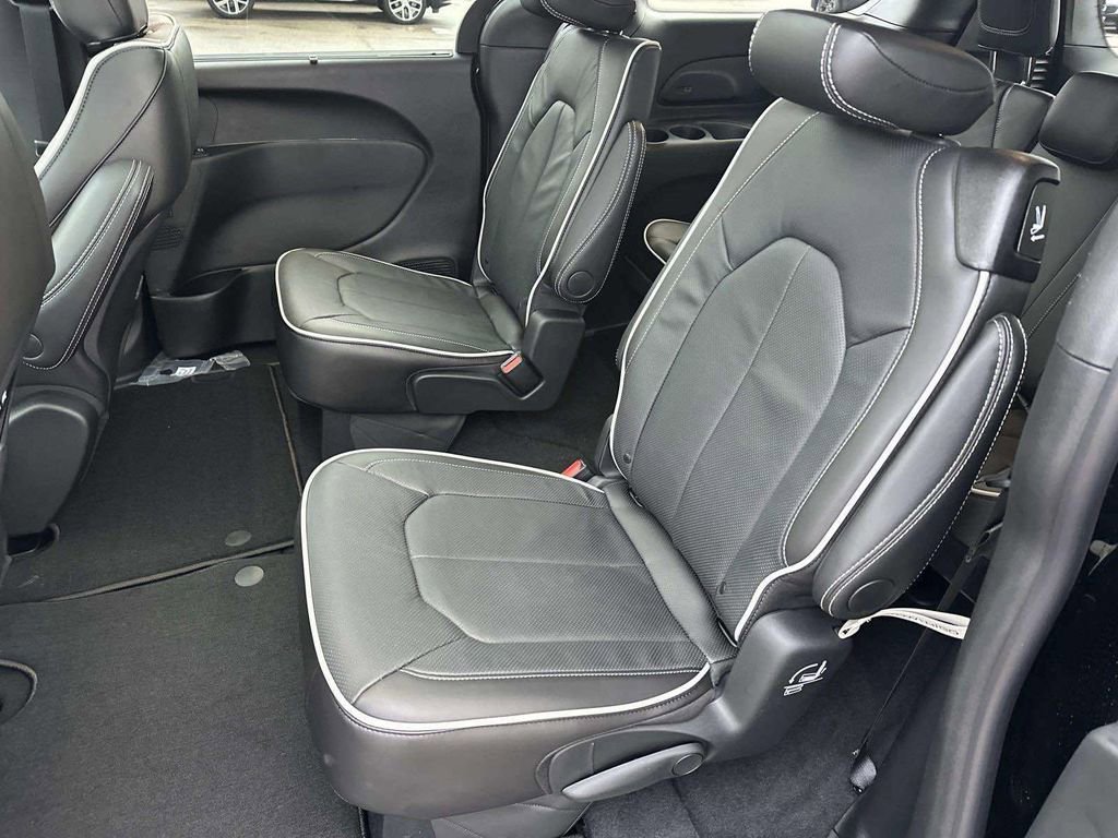 New 2026 Chrysler Pacifica Limited w/ S Appearance Package image 6