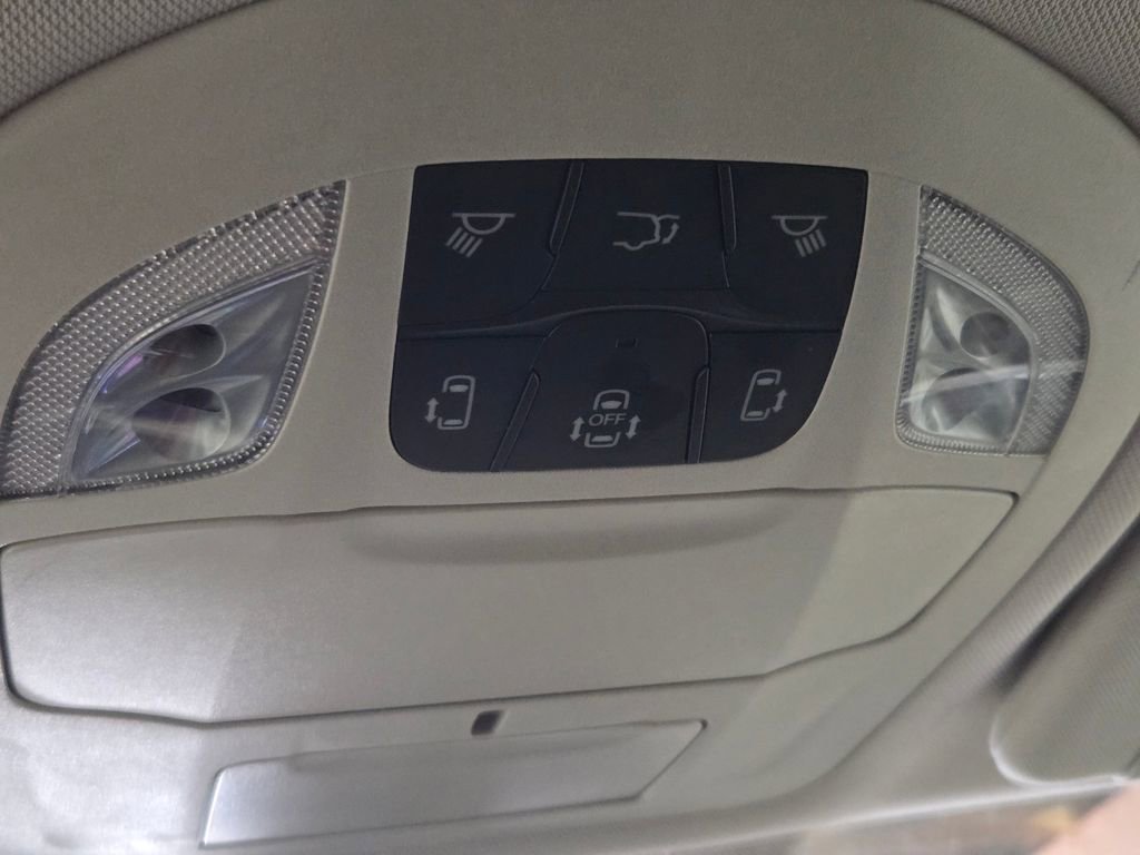 Used 2023 Chrysler Voyager LX image 26