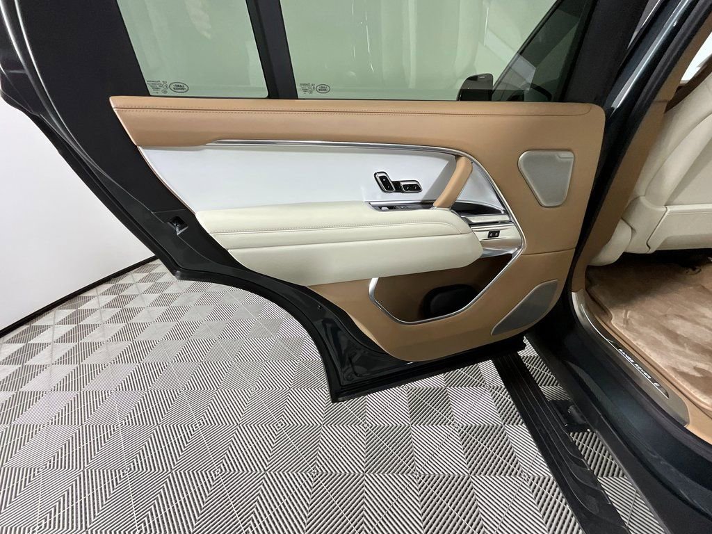 Used 2025 Land Rover Range Rover SV image 26