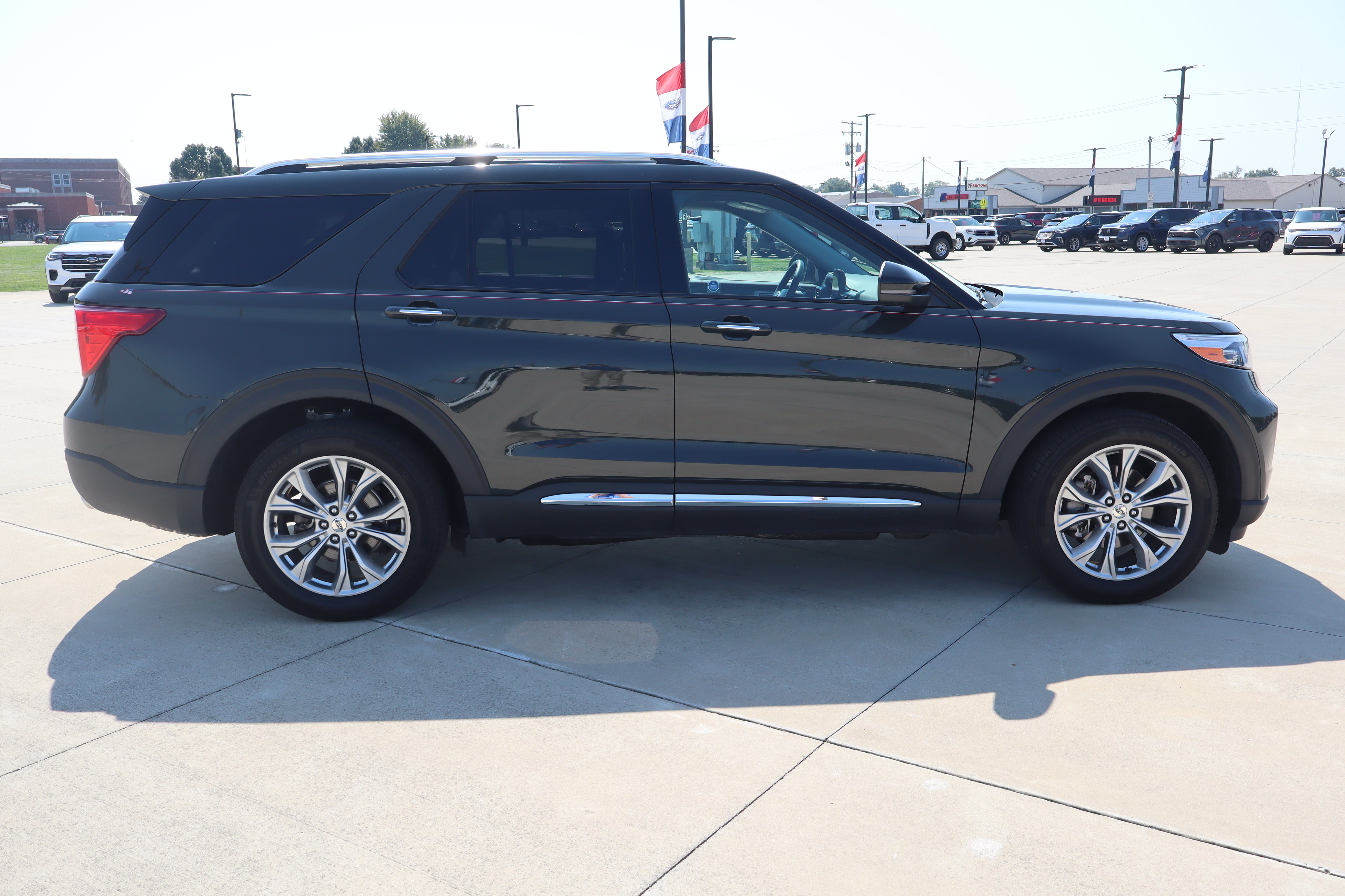 Used 2024 Ford Explorer Limited w/ Limited Technology Package AWD/4WD image 4