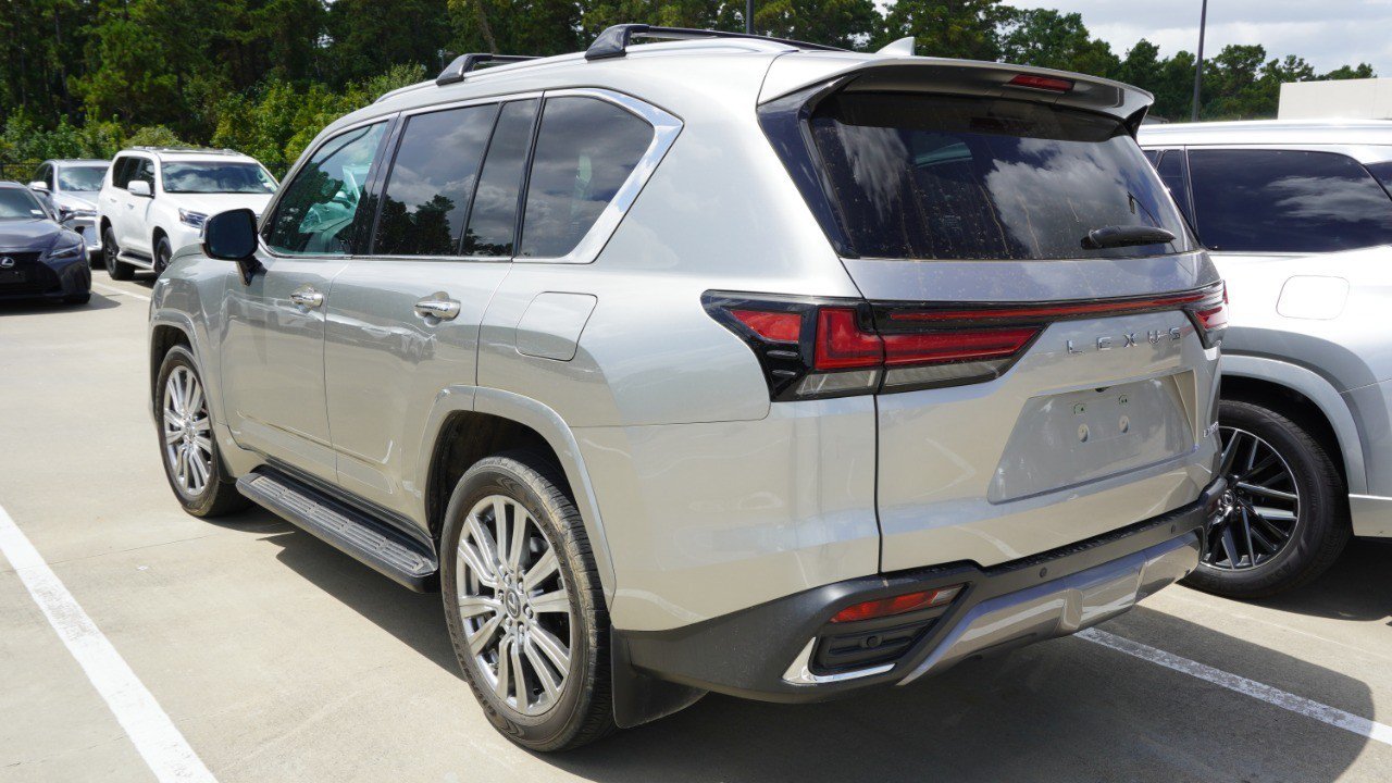 Used 2022 Lexus LX 600 4WD w/ Accessory Package (Z1) image 8