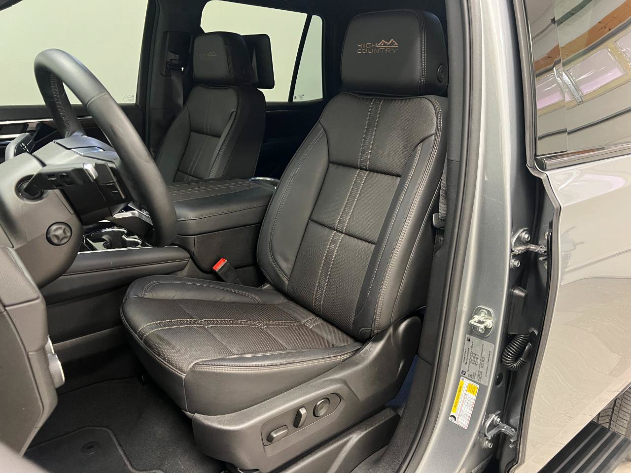 Used 2025 Chevrolet Tahoe High Country AWD/4WD image 25