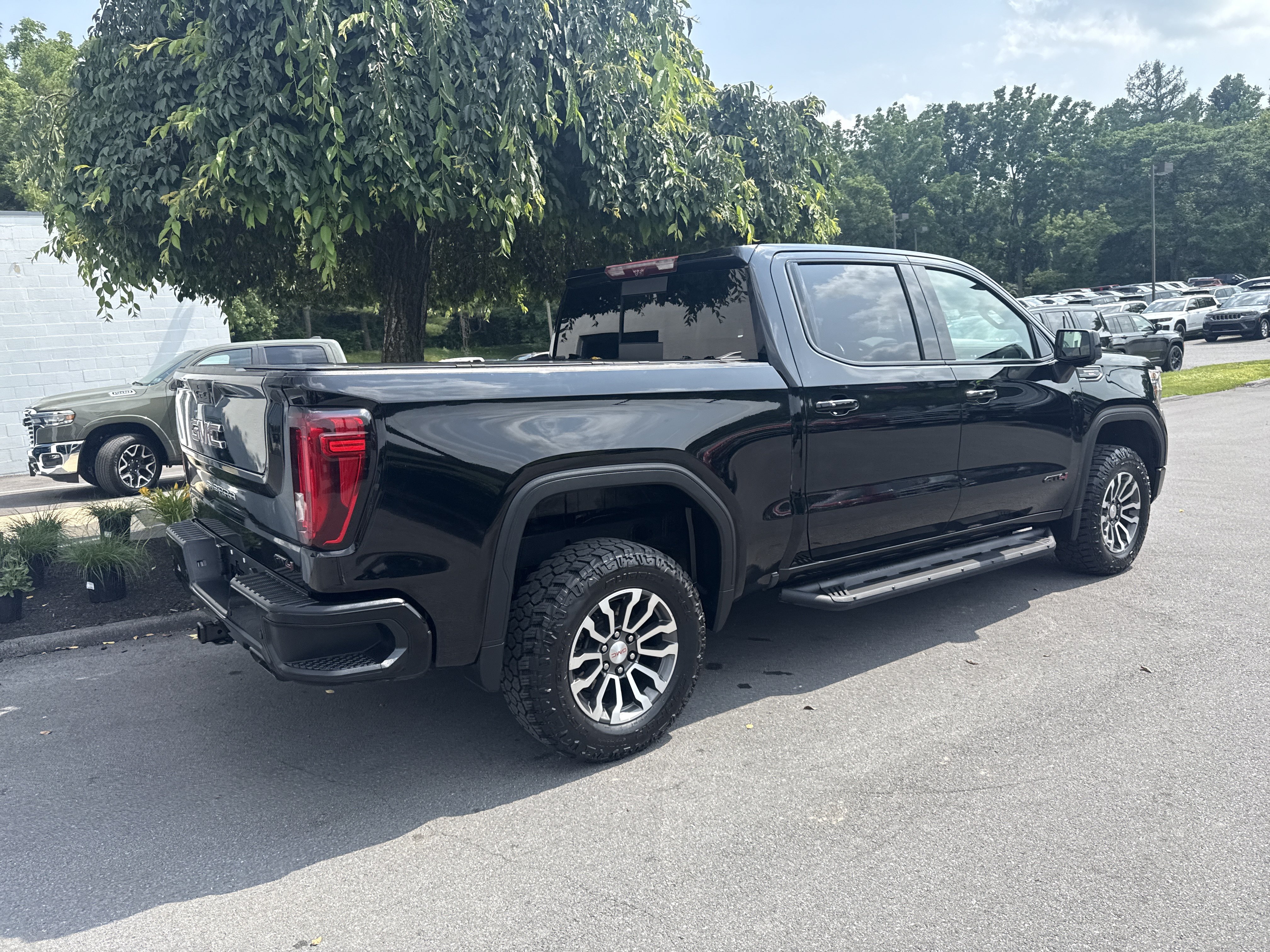 Used 2020 GMC Sierra 1500 AT4 w/ AT4 Premium Package AWD/4WD video 4