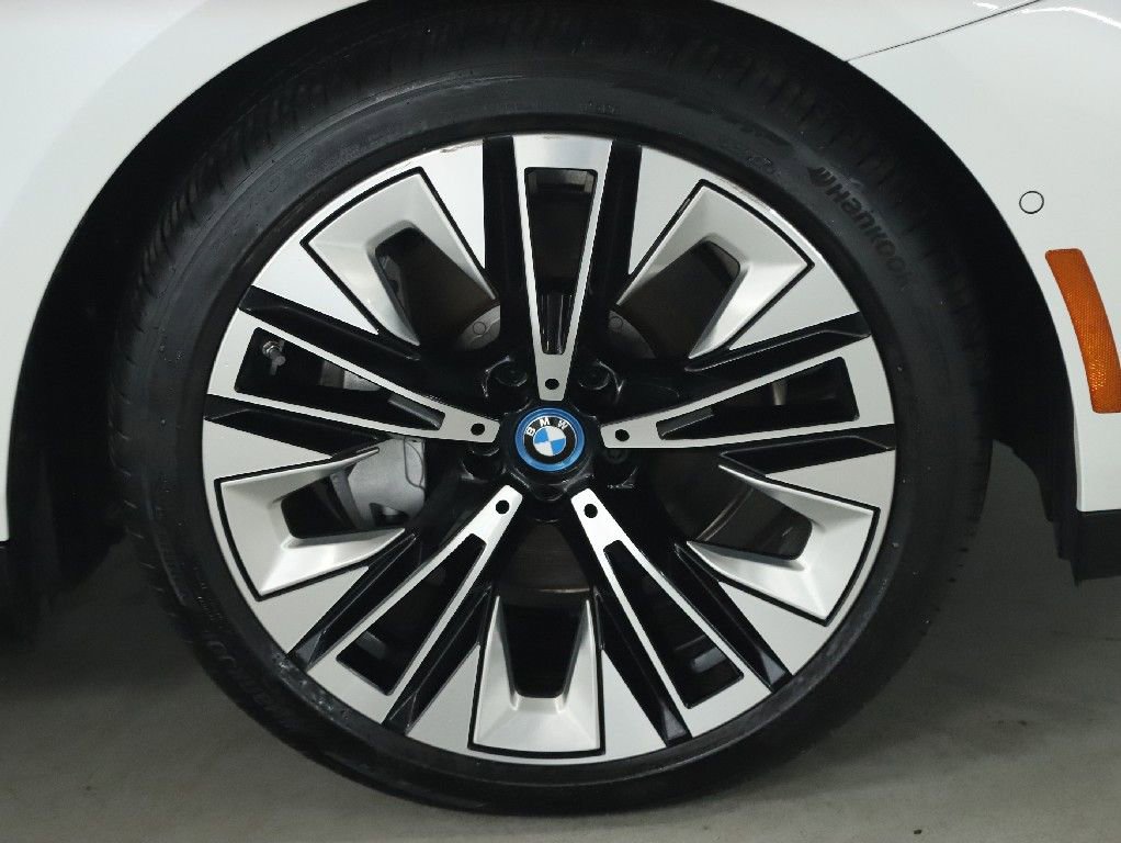 Used 2025 BMW i5 xDrive40 w/ Premium Package image 11
