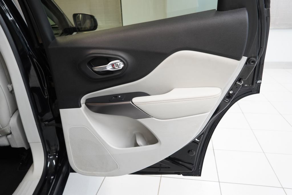 Used 2019 Jeep Cherokee Limited image 26