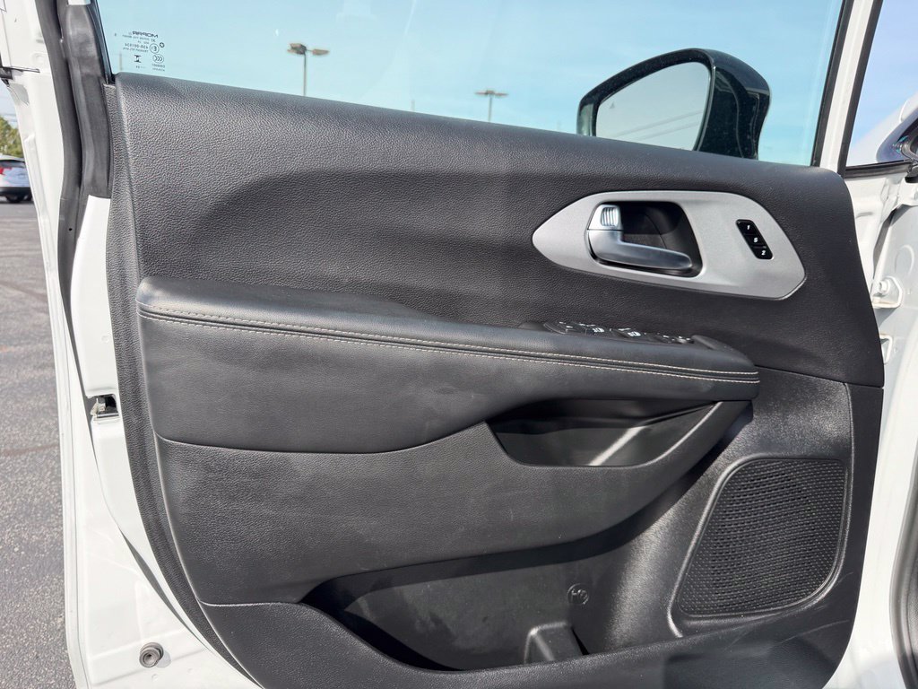 Used 2025 Chrysler Pacifica Limited FWD image 10