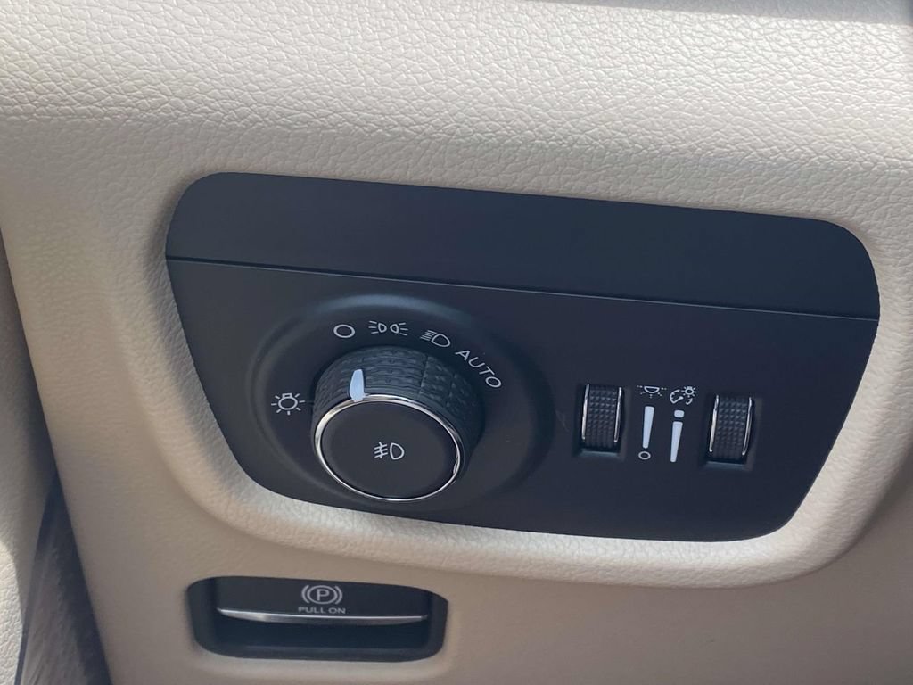 New 2026 Jeep Grand Cherokee L Limited w/ Luxury Tech Group II RWD image 30