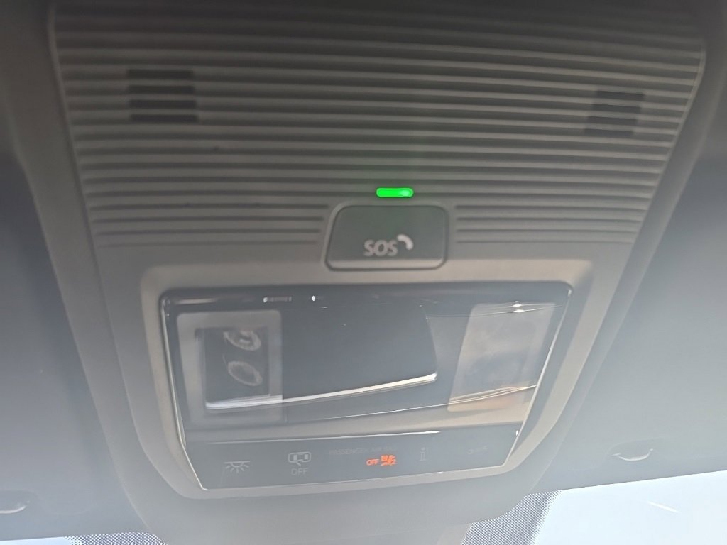 Used 2024 Volkswagen Atlas Cross Sport SE image 40