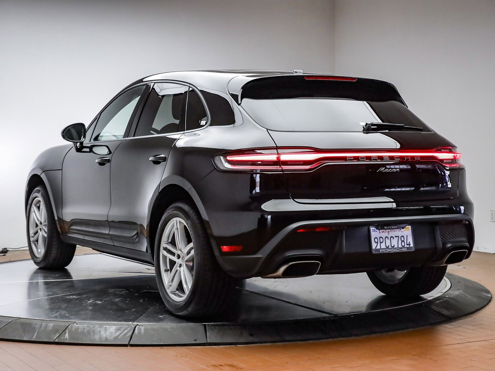 Certified 2025 Porsche Macan image 8