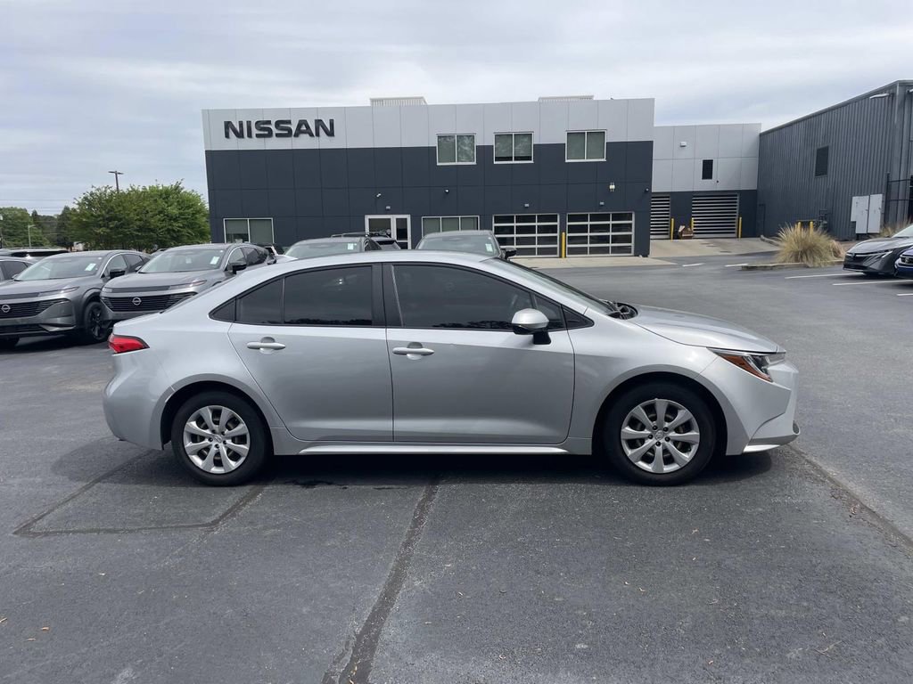 Used 2022 Toyota Corolla LE image 2