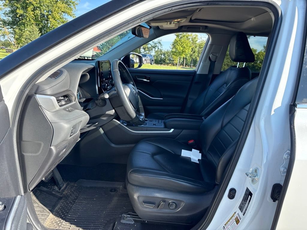 Used 2022 Toyota Highlander XLE AWD/4WD image 16