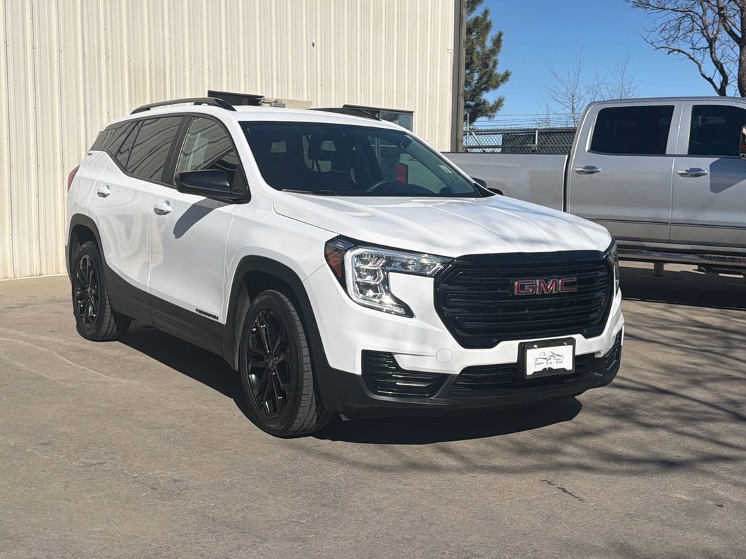Used 2022 GMC Terrain SLE w/ Driver Convenience Package image 3