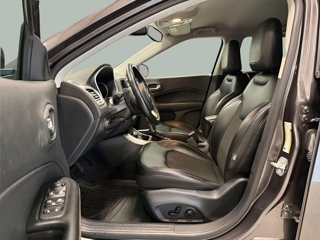 Used 2018 Jeep Compass Latitude w/ Safe & Security Group AWD/4WD image 31