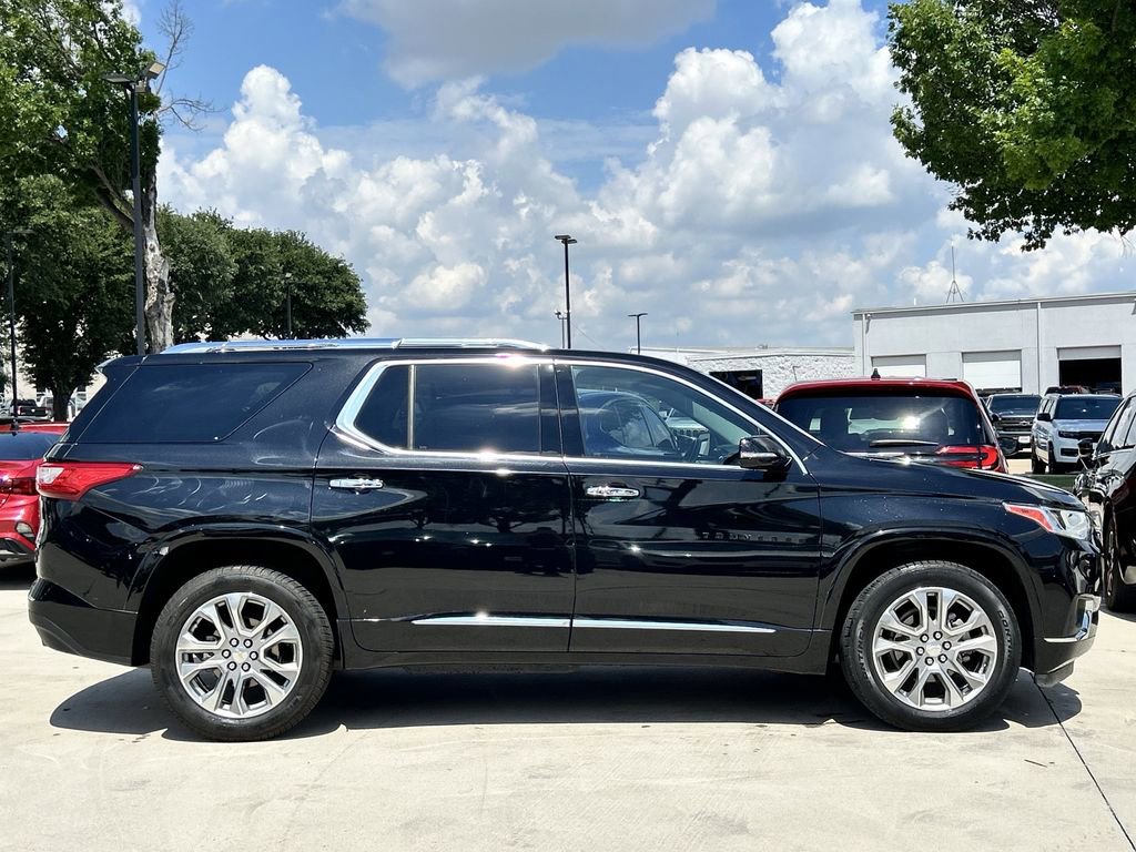 Used 2019 Chevrolet Traverse Premier w/ LPO, Blackout Package FWD image 3