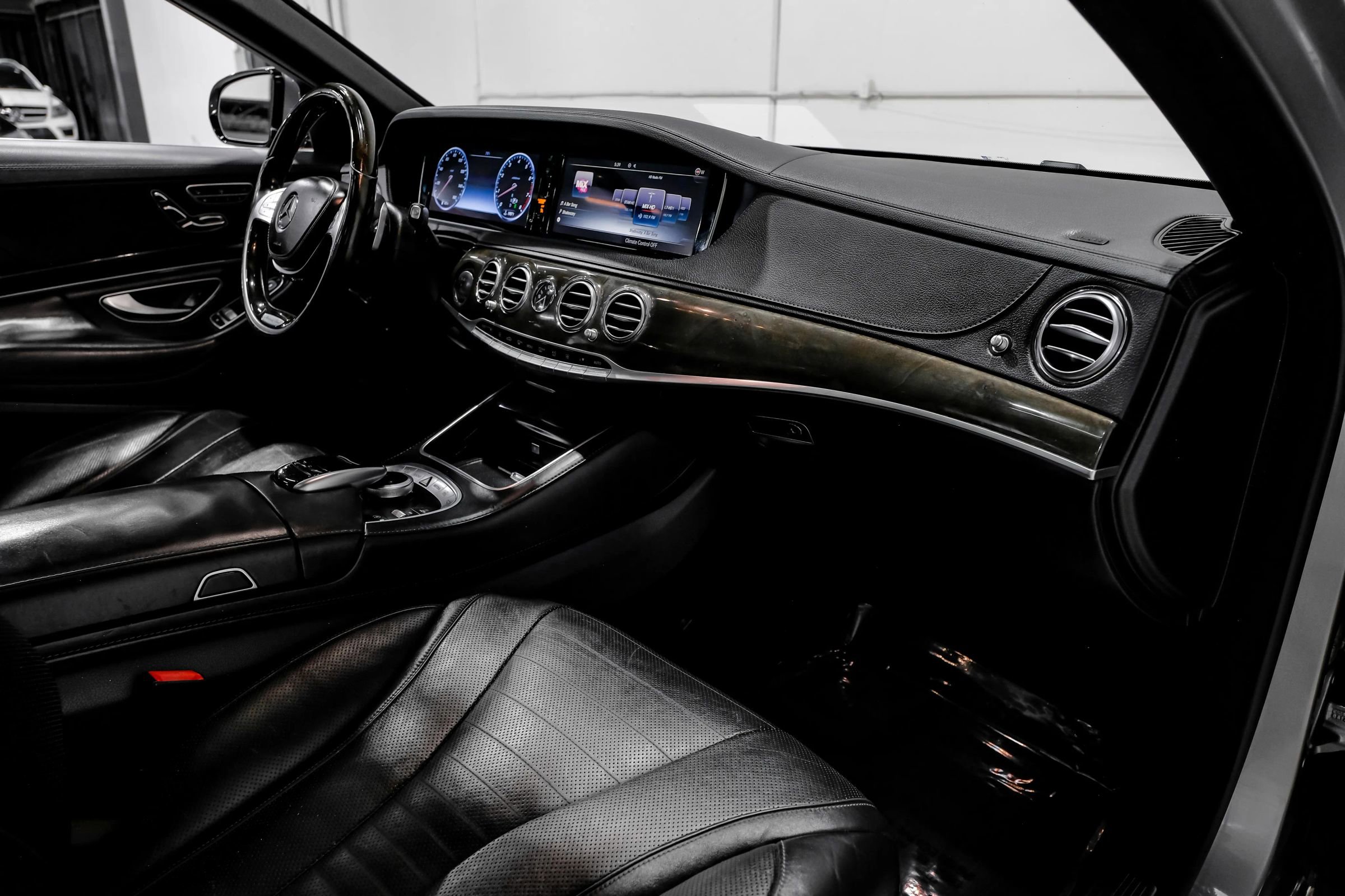 Used 2015 Mercedes-Benz S 550 Sedan w/ Sport Package w/ Sport Package image 17