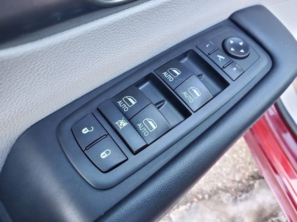 Used 2019 Chrysler Pacifica Limited w/ Tire & Wheel Group image 16