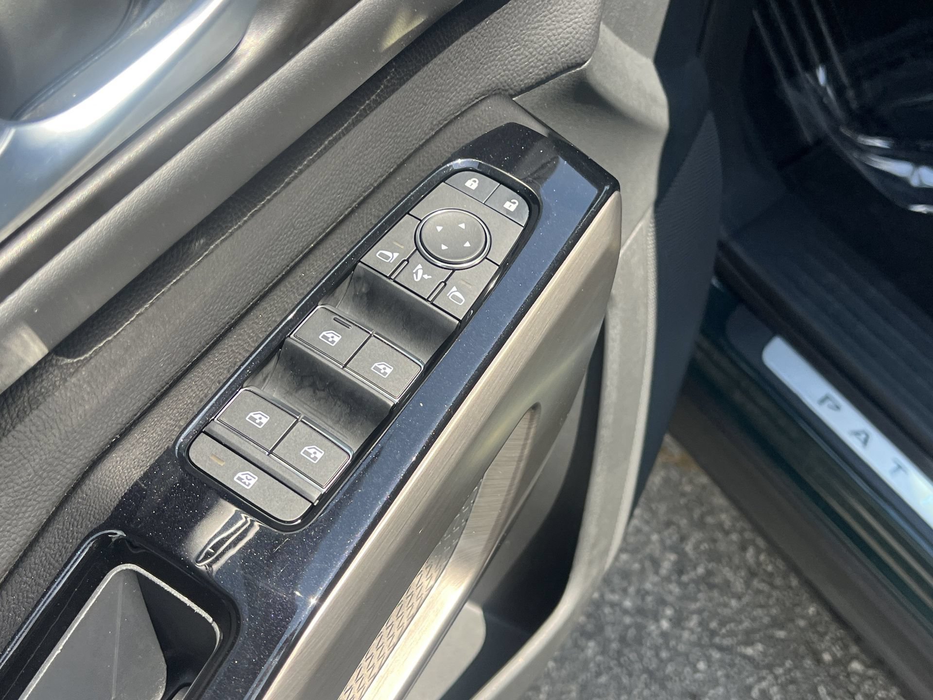 Certified 2025 Nissan Pathfinder Platinum FWD image 19
