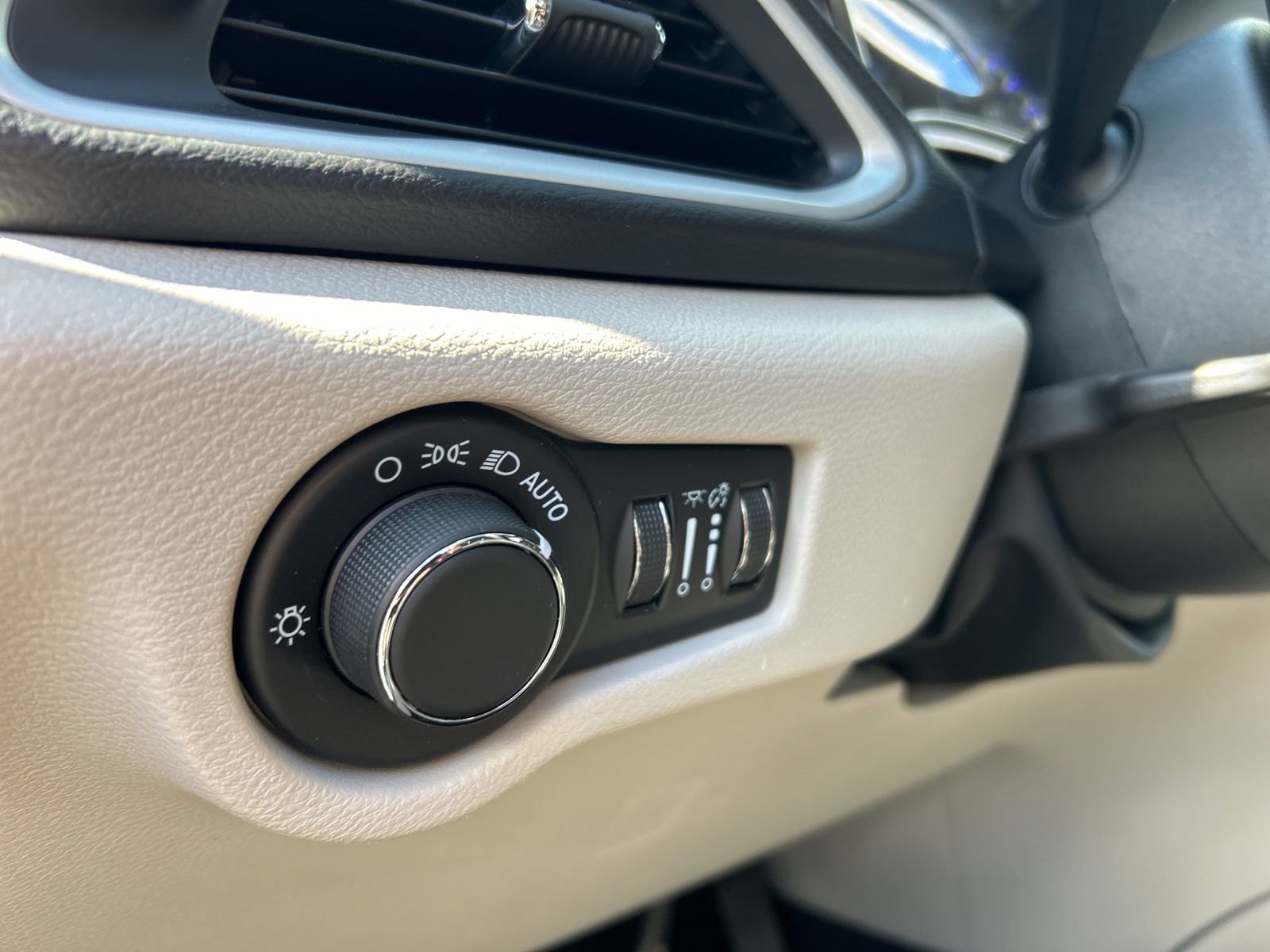 Used 2023 Chrysler Voyager LX image 11