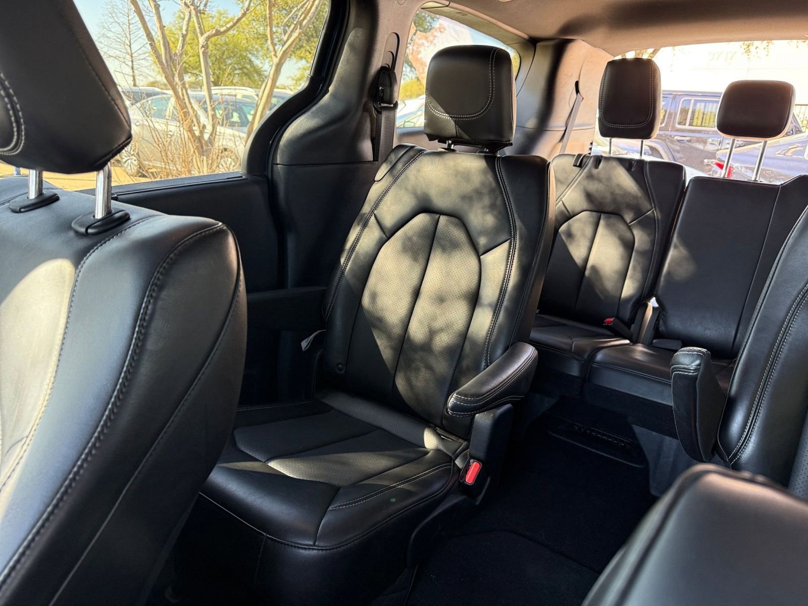 Used 2025 Chrysler Pacifica Select image 41