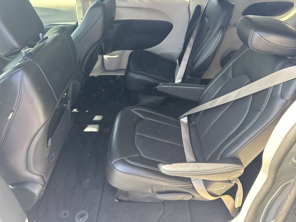 Used 2024 Chrysler Pacifica Touring-L FWD image 19