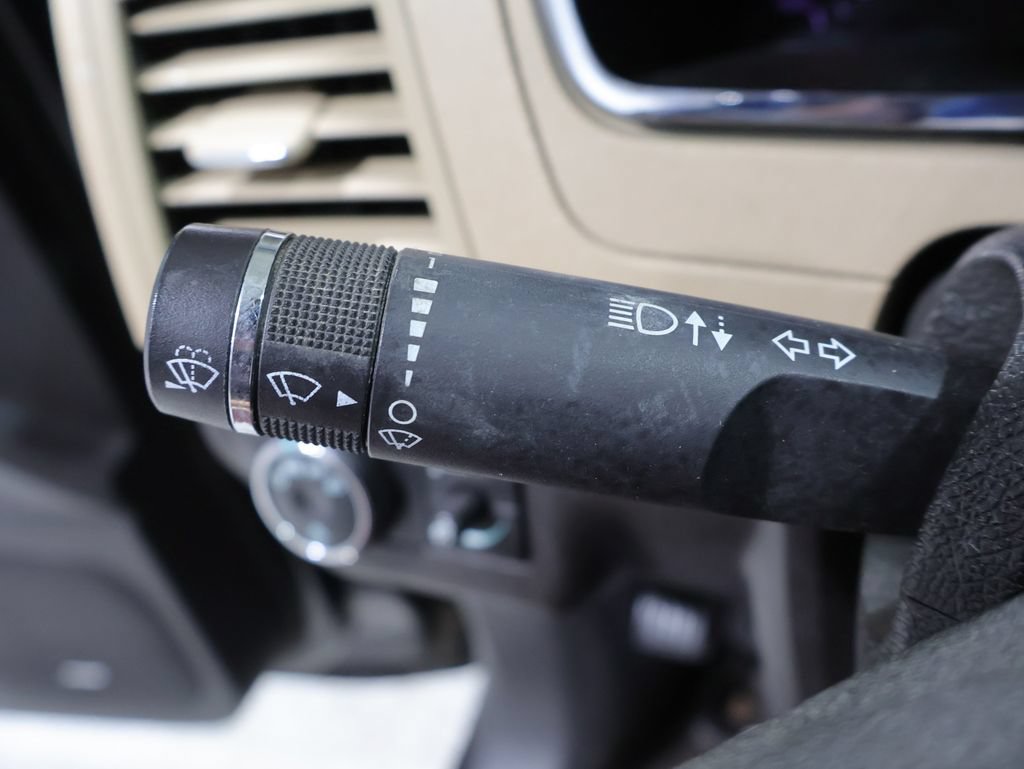 Used 2011 Chevrolet Traverse LTZ AWD/4WD image 37