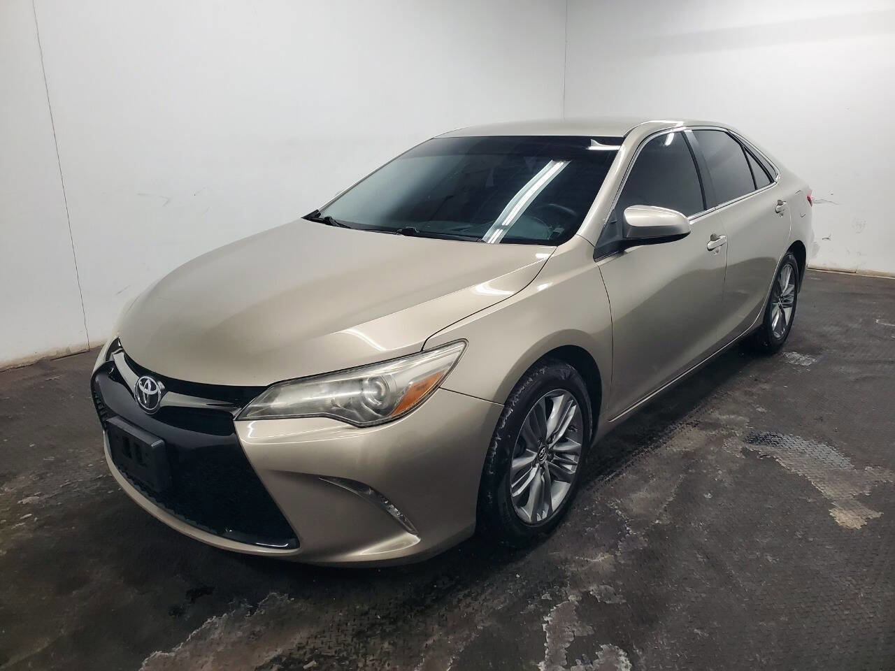 Used 2015 Toyota Camry SE image 1