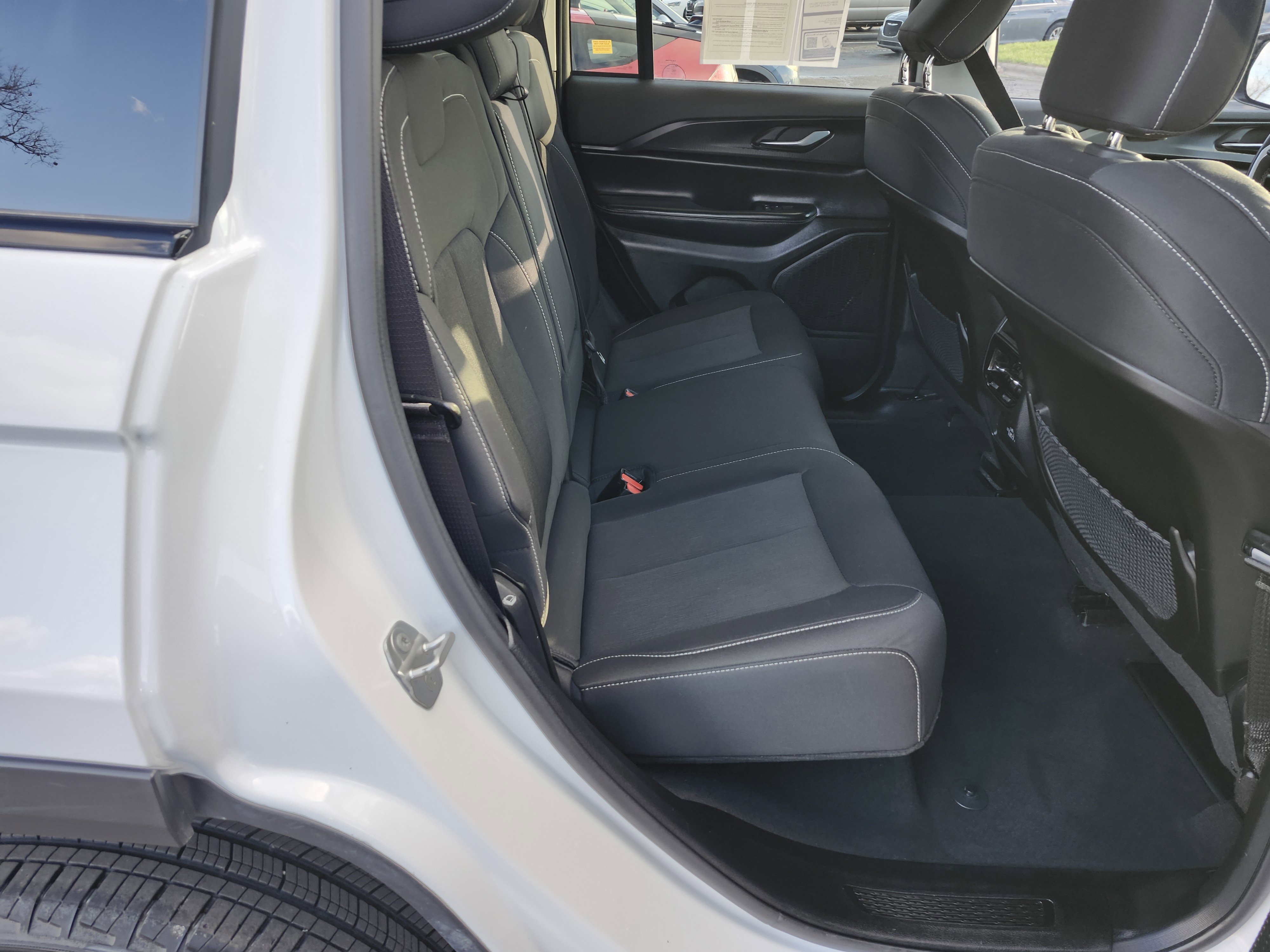 Used 2023 Jeep Grand Cherokee Laredo image 19