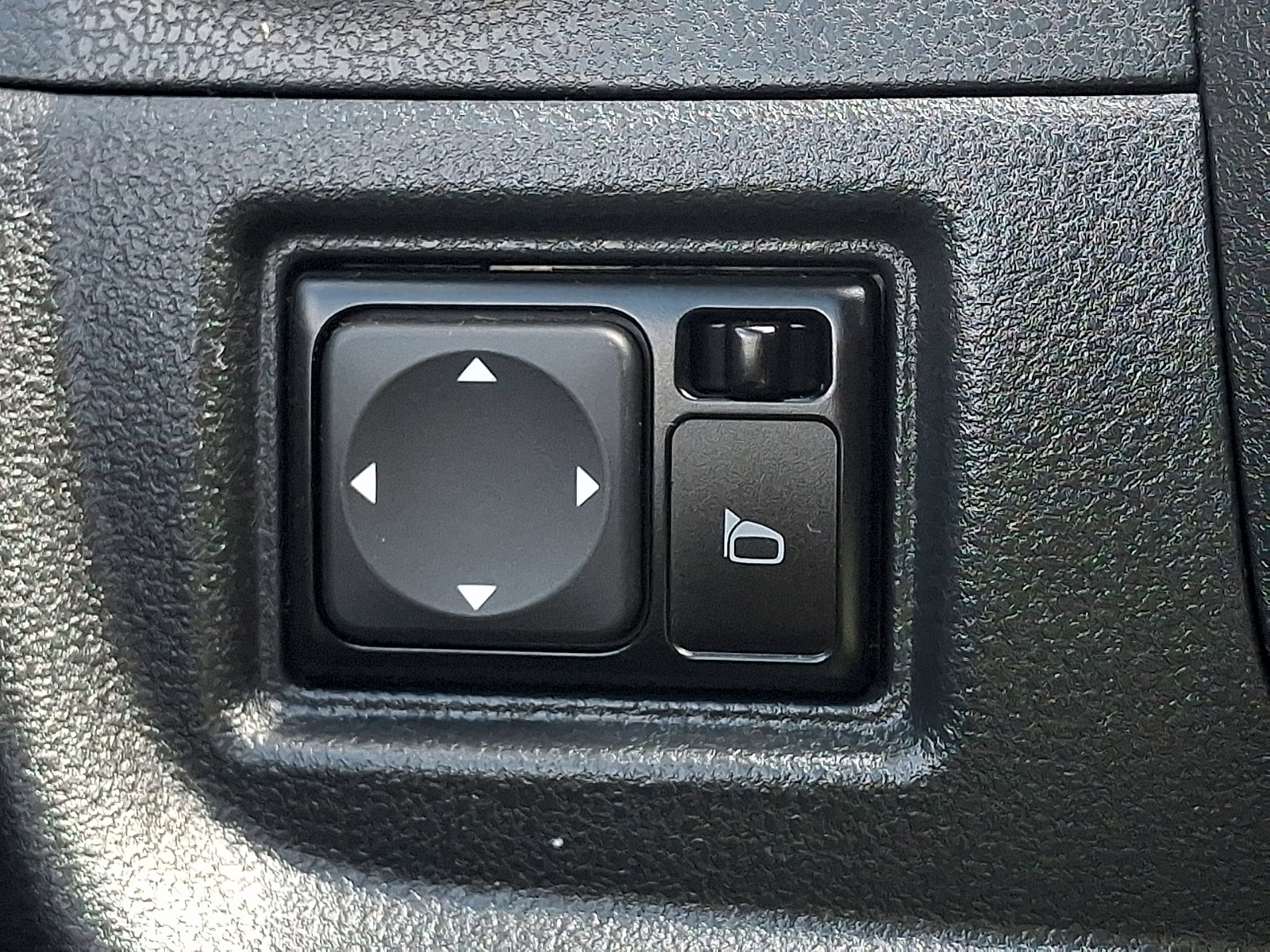 Used 2016 Nissan Versa Note SV FWD image 25