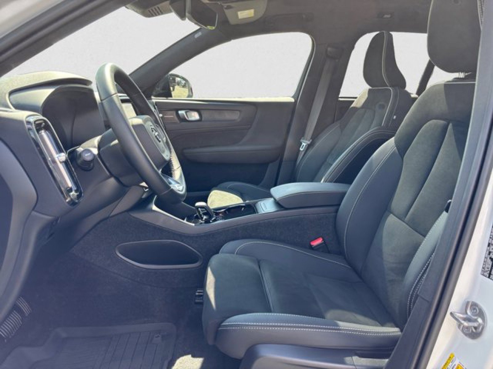 Used 2023 Volvo XC40 Recharge Ultimate w/ Protection Package Premier image 10