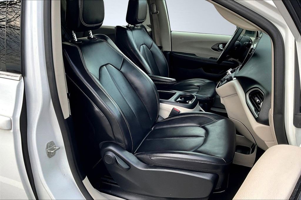 Used 2023 Chrysler Pacifica Touring-L image 28