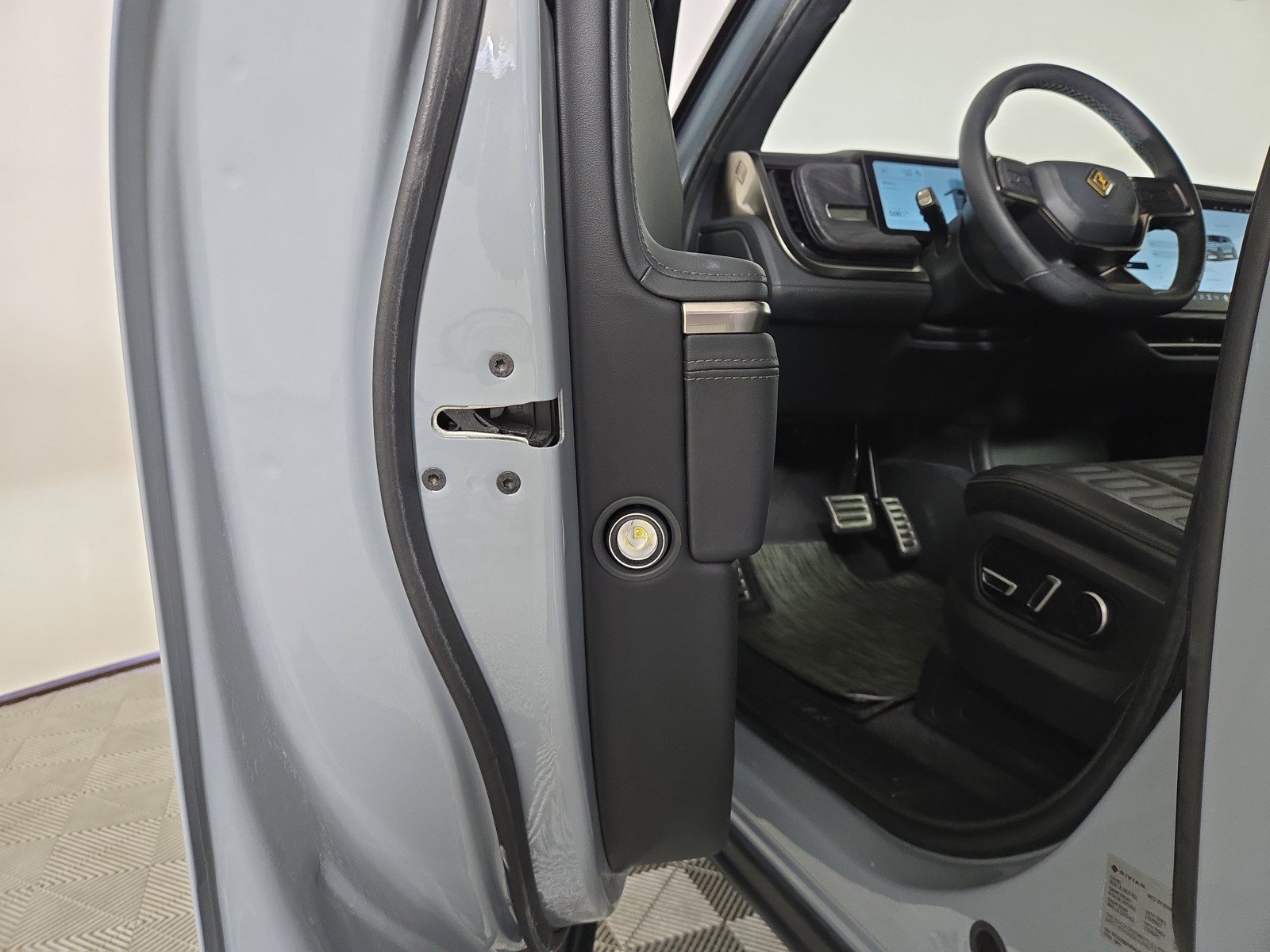 Used 2024 Rivian R1S Adventure AWD/4WD image 32