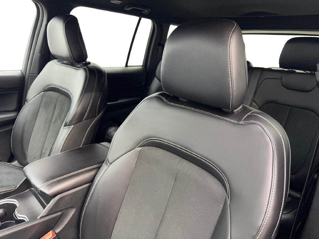 Used 2025 Jeep Grand Cherokee Altitude RWD image 28