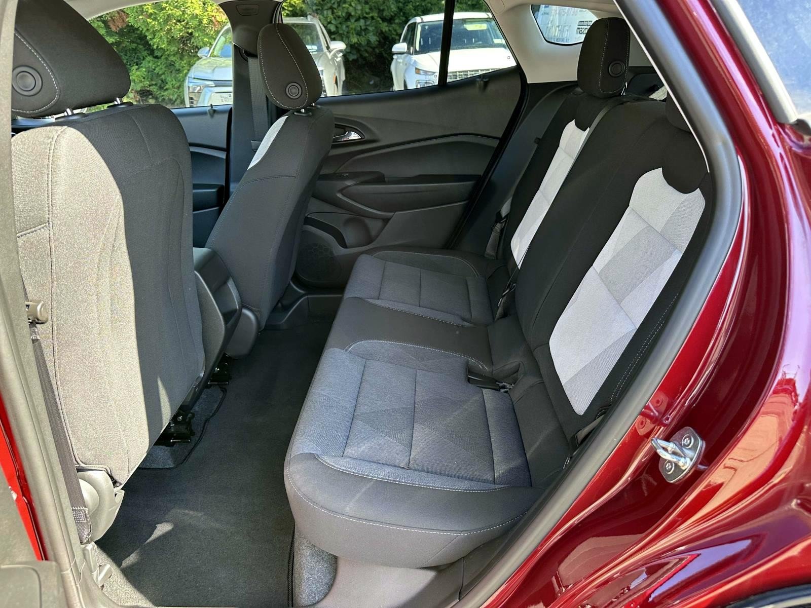 Used 2024 Chevrolet Trax LS w/ LS Convenience Package FWD image 12