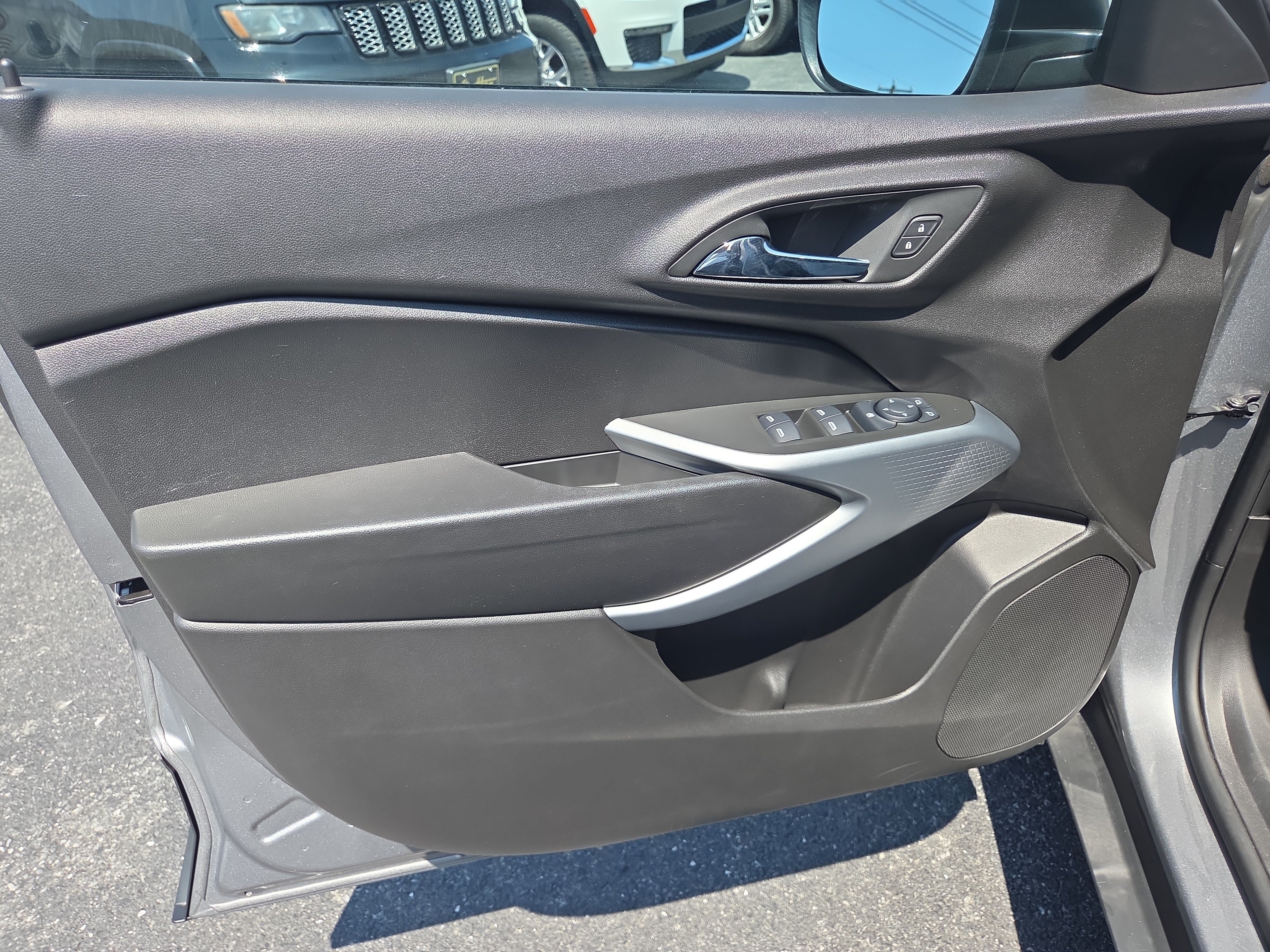 Used 2025 Chevrolet Trax LS FWD image 15
