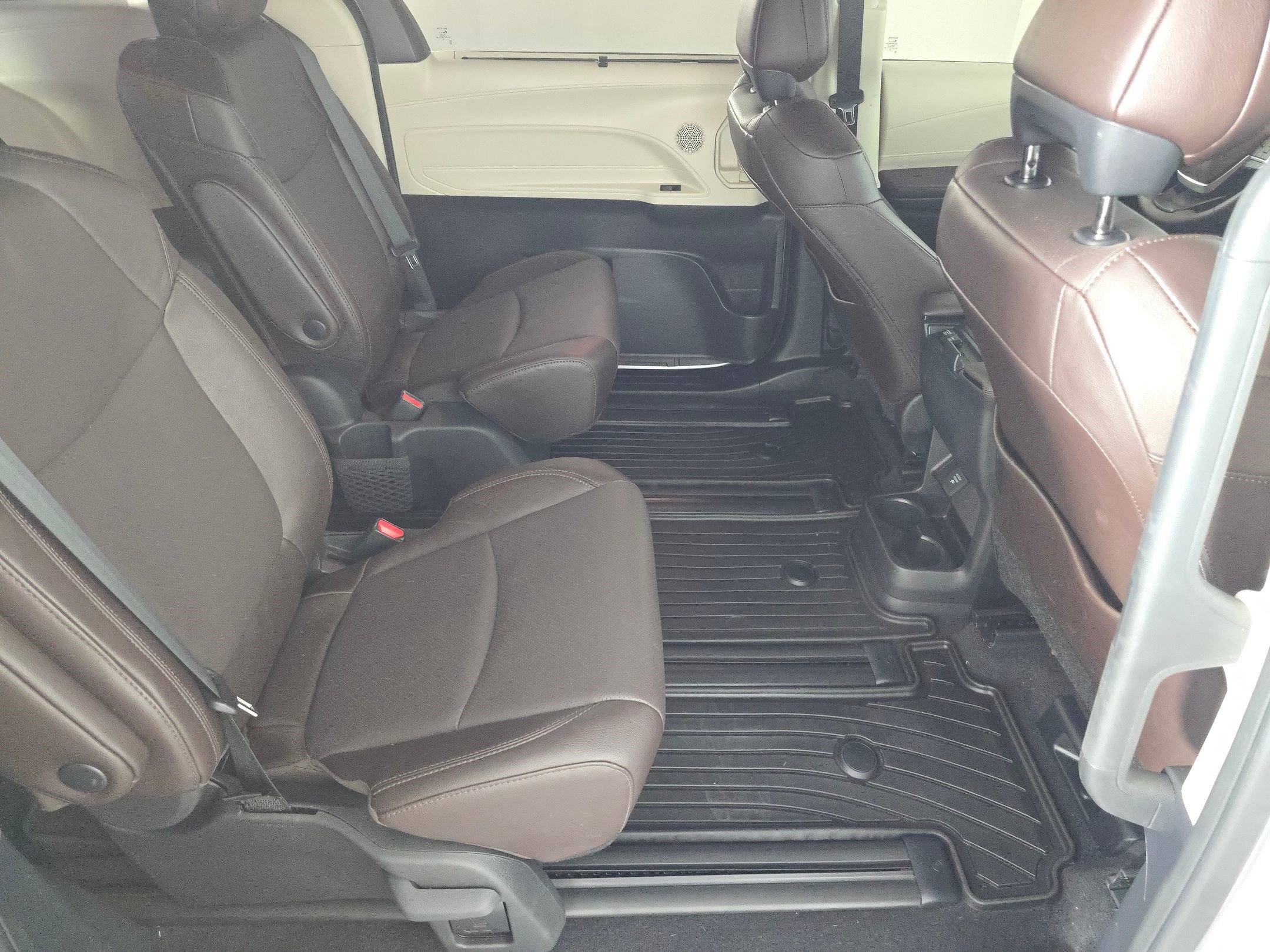 Used 2024 Toyota Sienna Platinum image 29