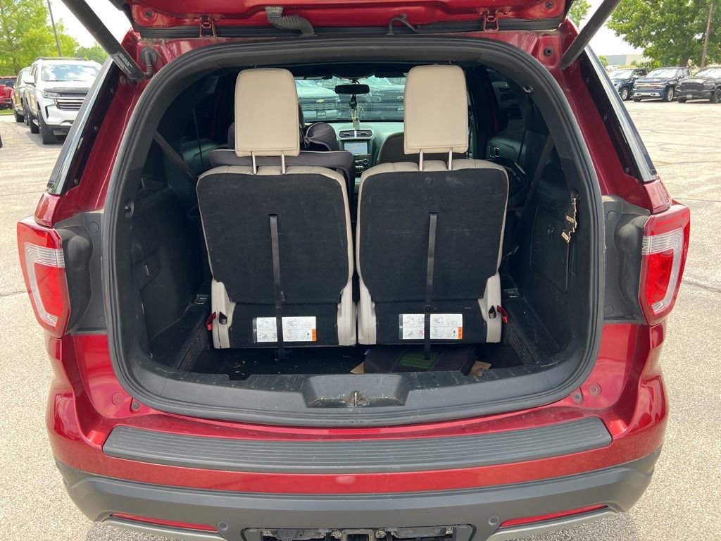 Used 2019 Ford Explorer XLT w/ Equipment Group 202A FWD image 9