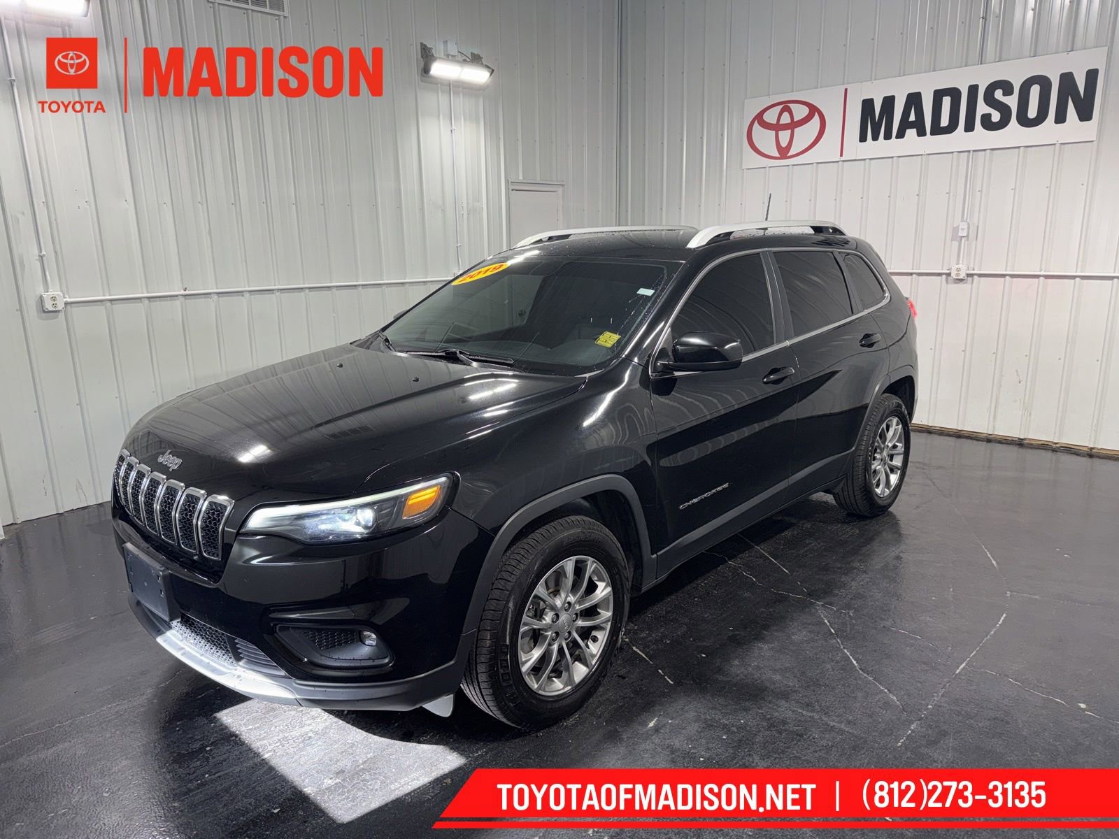 Used 2019 Jeep Cherokee Latitude Plus w/ Cold Weather Group AWD/4WD image 1