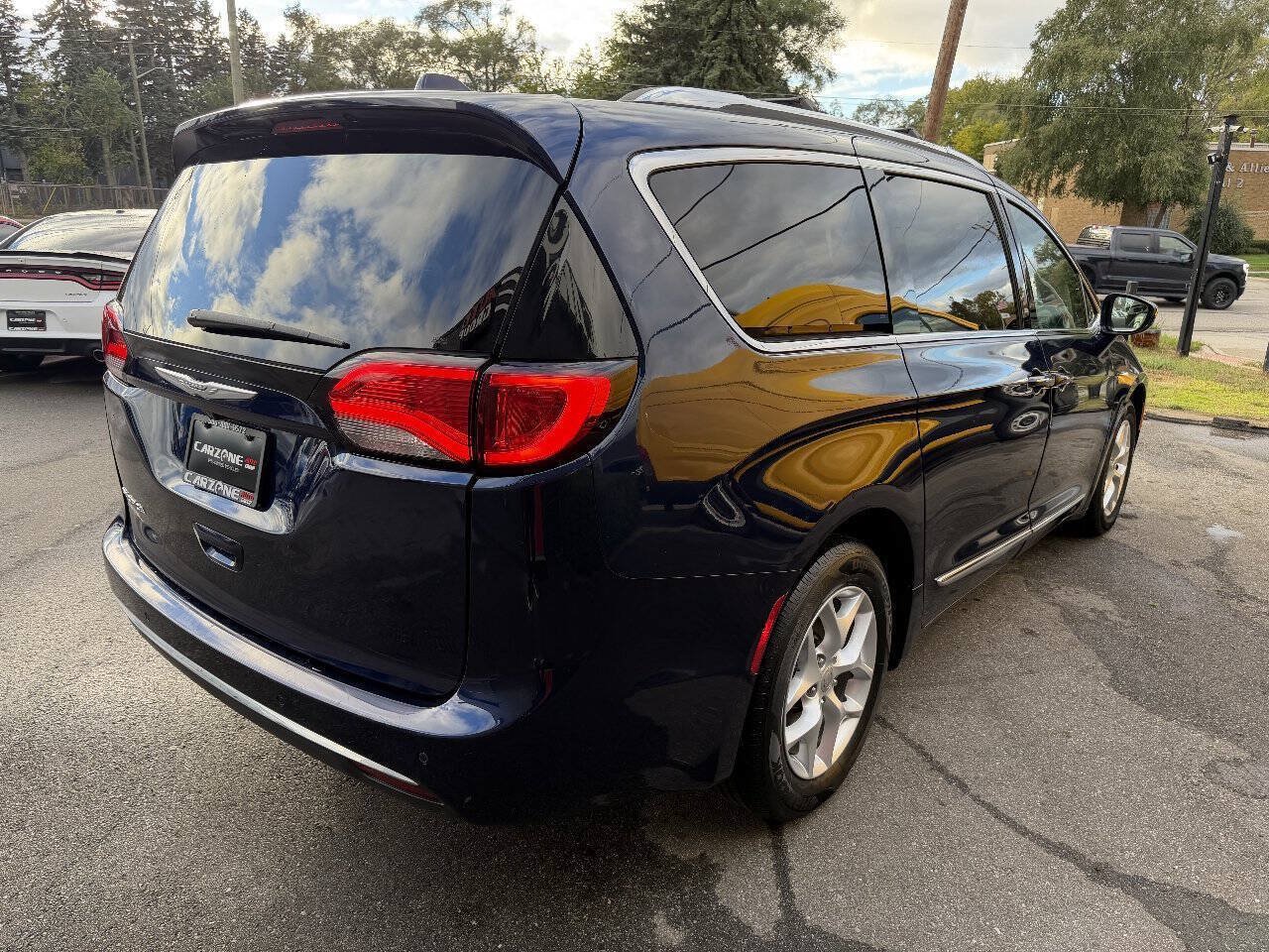 Used 2017 Chrysler Pacifica Touring-L Plus w/ Tire & Wheel Group FWD image 4