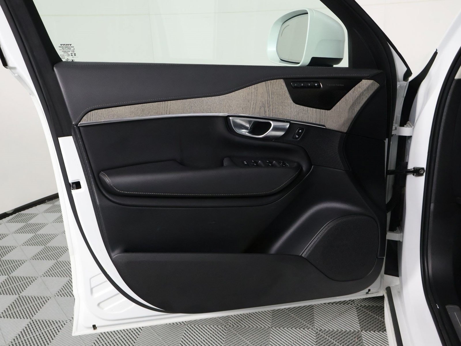 Certified 2023 Volvo XC90 T8 Ultimate AWD/4WD image 17