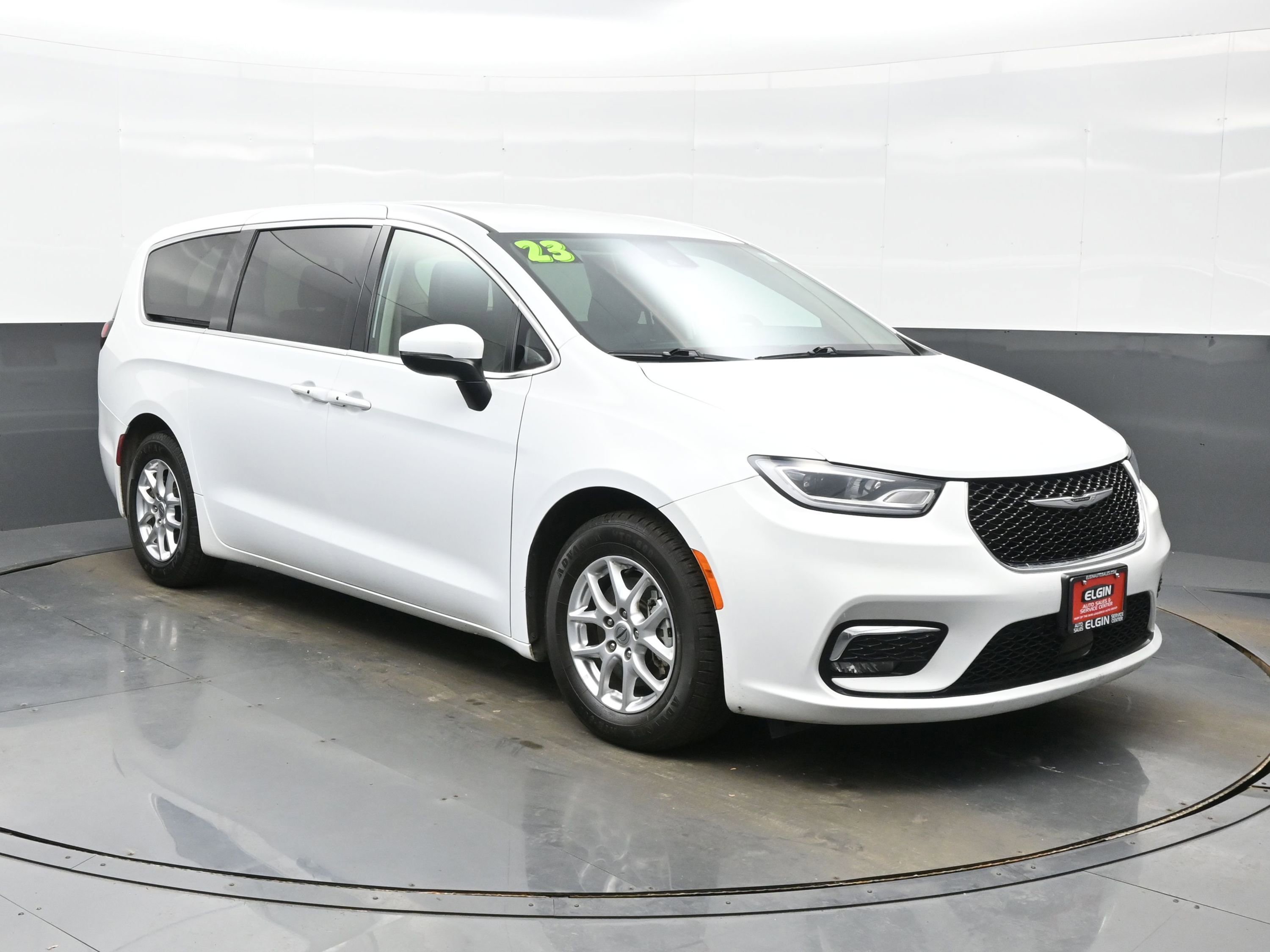 Used 2023 Chrysler Pacifica Touring-L image 8