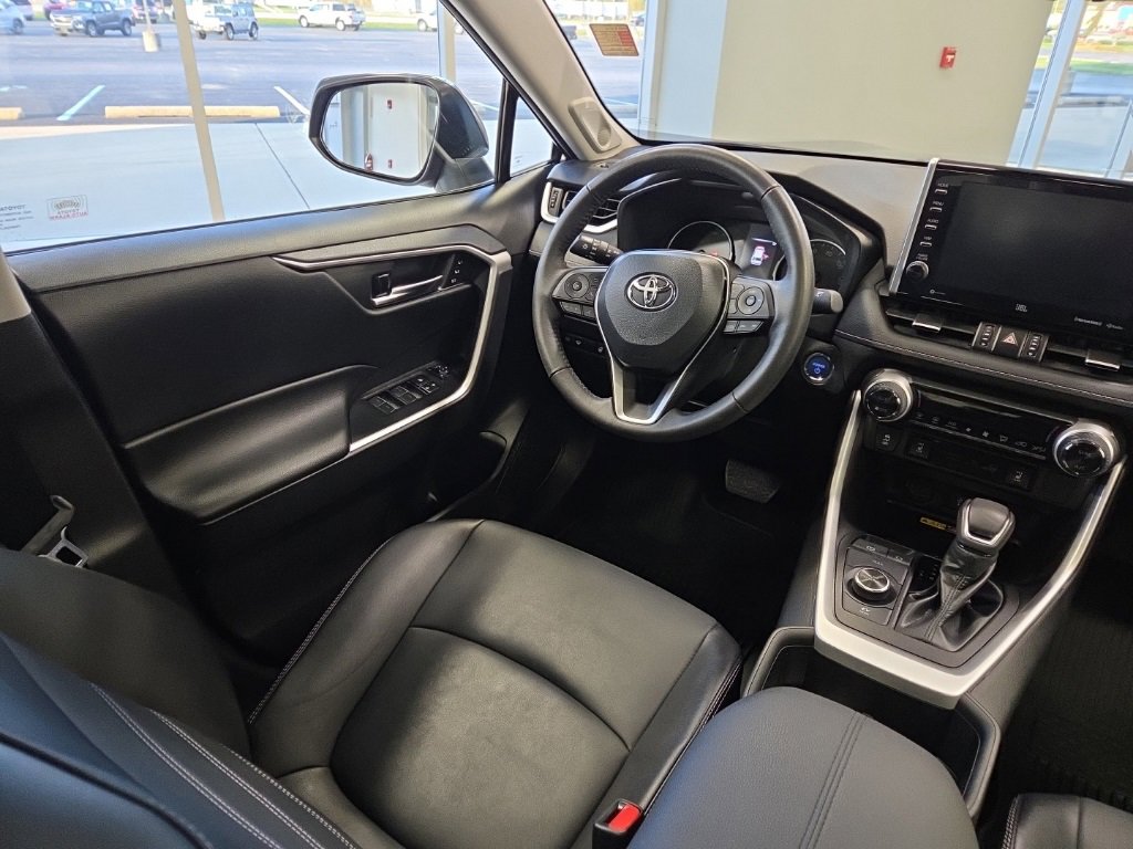 Used 2022 Toyota RAV4 XLE Premium image 17