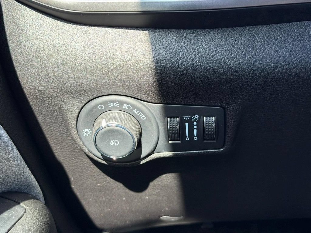 Used 2023 Jeep Compass Latitude w/ Sun and Sound Group AWD/4WD image 18