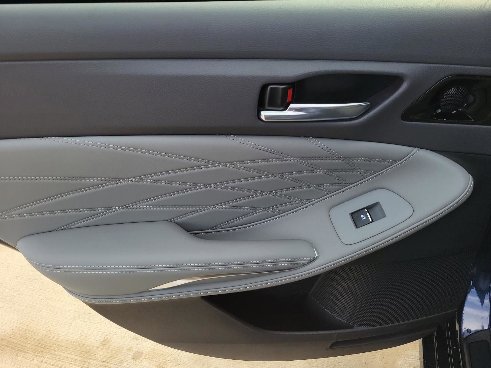 Used 2020 Toyota Avalon Limited image 11