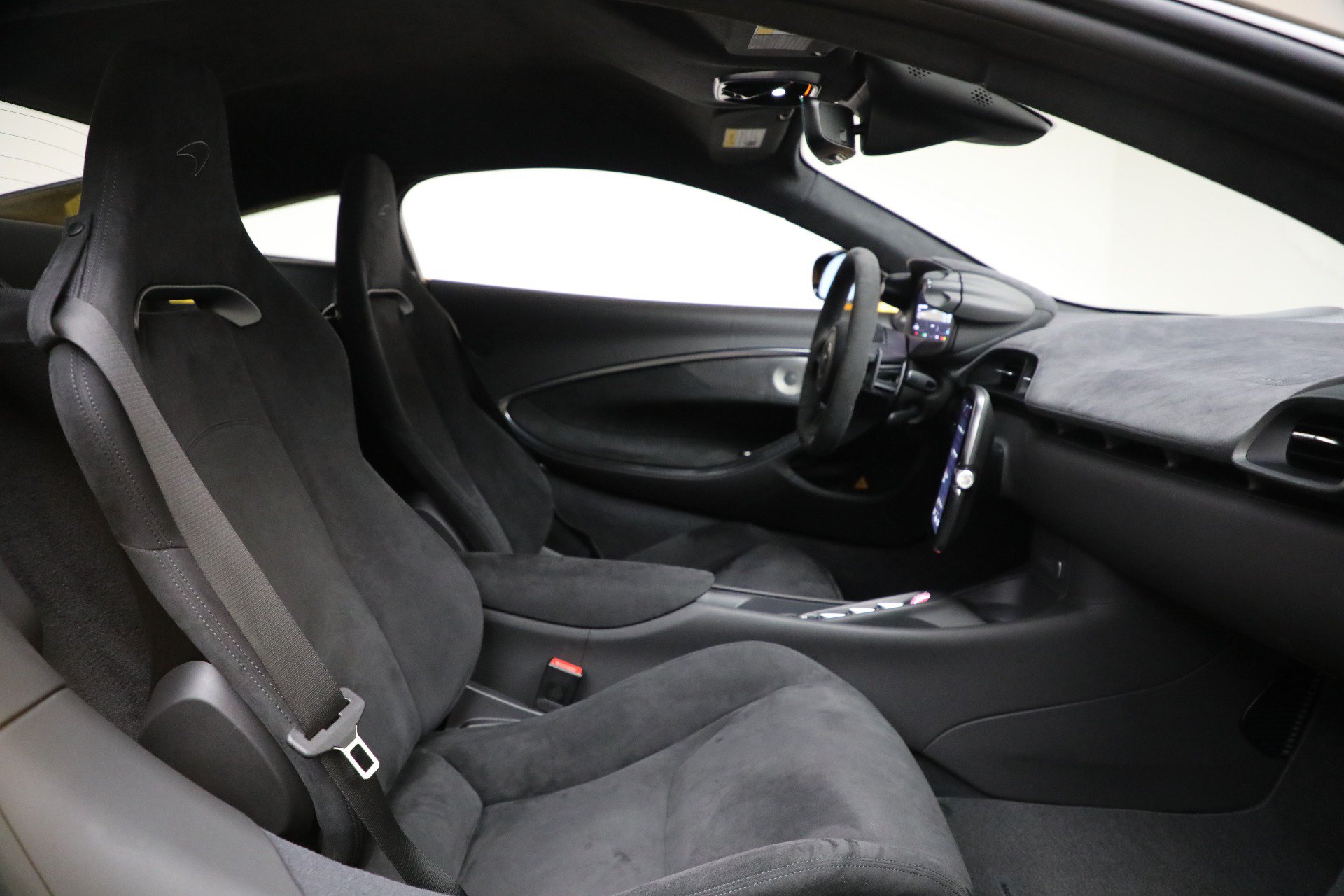 Used 2024 McLaren Artura RWD image 25