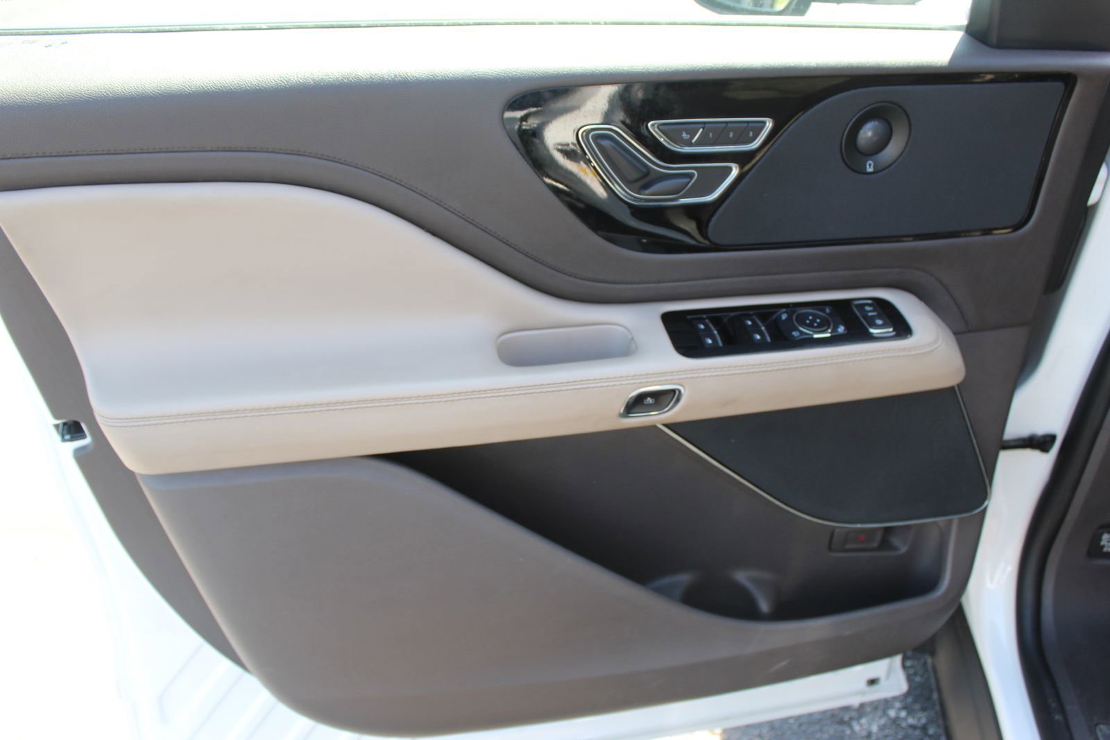 Used 2023 Lincoln Aviator Reserve w/ Equipment Group 201A AWD/4WD image 23