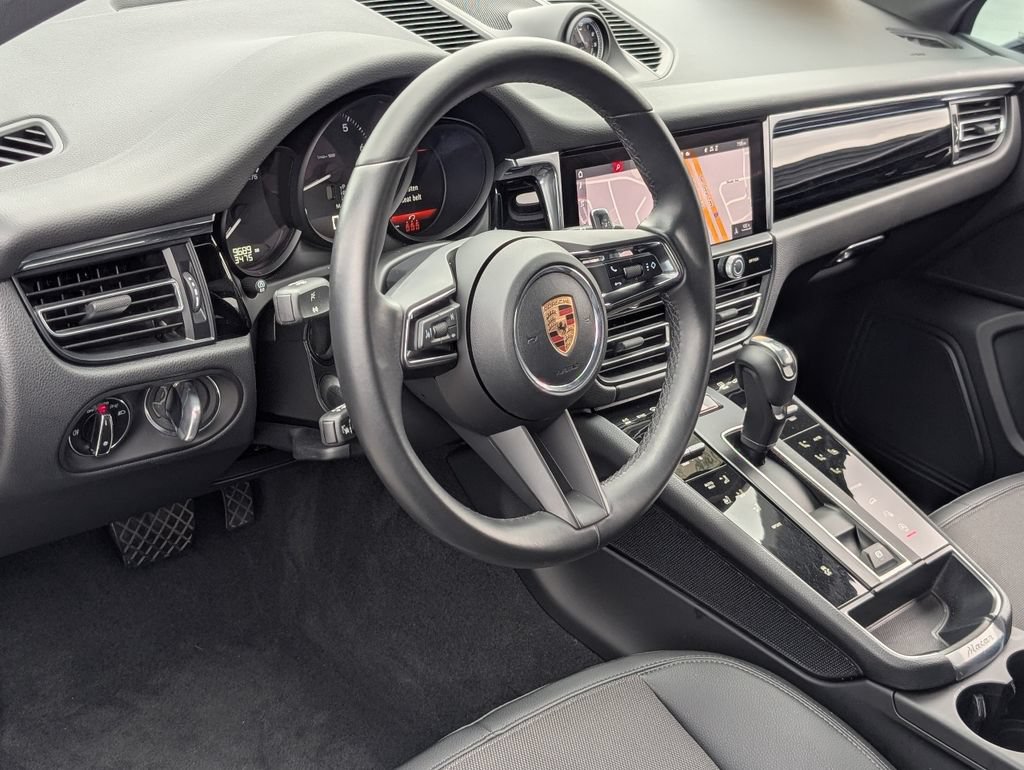Certified 2025 Porsche Macan AWD/4WD image 4