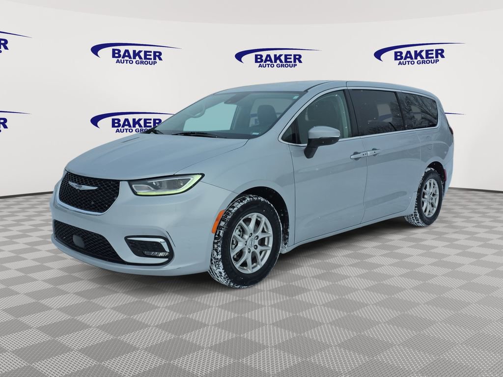 Used 2023 Chrysler Pacifica Touring-L image 7