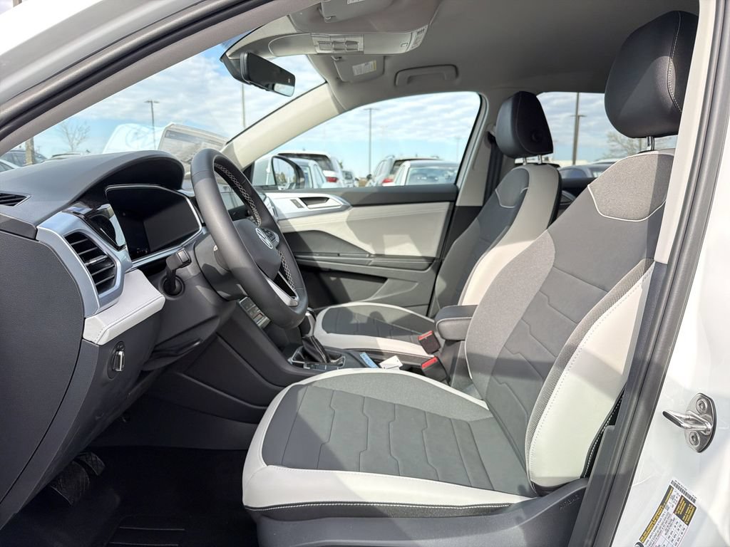 New 2026 Volkswagen Taos SE FWD image 11